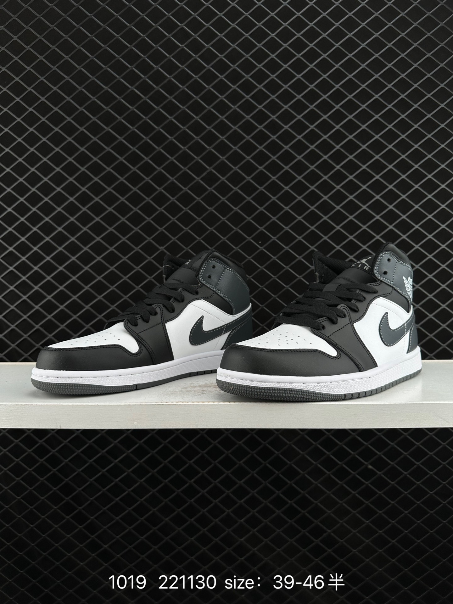 NIKE Air Jordan 1 Retro Mid”Reverse Black Toe“